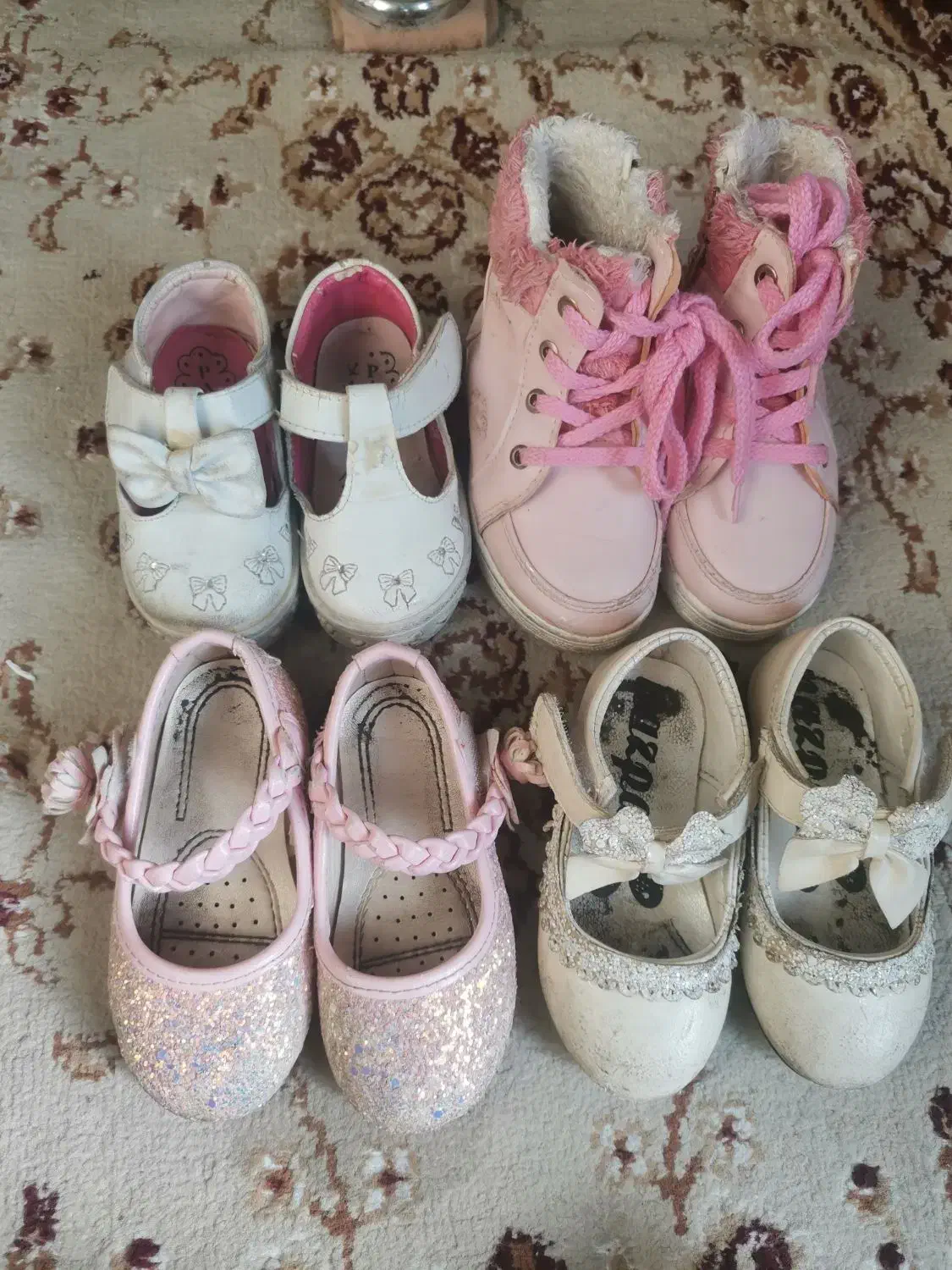 تعدادی کفش بچگانه|کفش و لباس بچه|شیراز, لب آب|دیوار