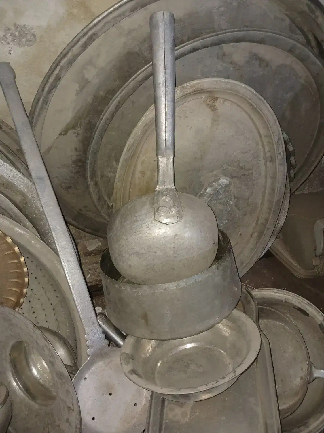 ظرف مسی قدیمی|کلکسیون اشیاء عتیقه|یزد, |دیوار