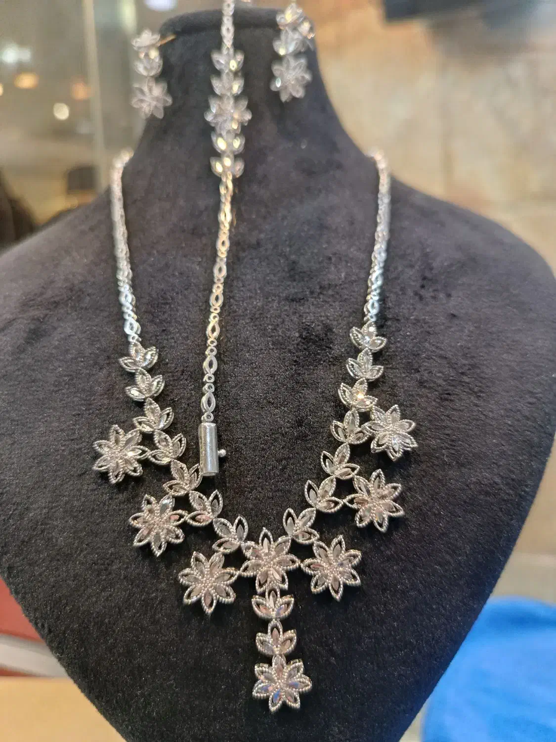 النگو و گردنی پلاک|جواهرات|شیراز, ملاصدرا|دیوار