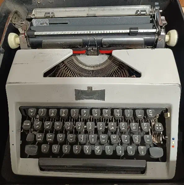 ماشین تایپ نوستالژیک|کلکسیون اشیاء عتیقه|کرمان, |دیوار