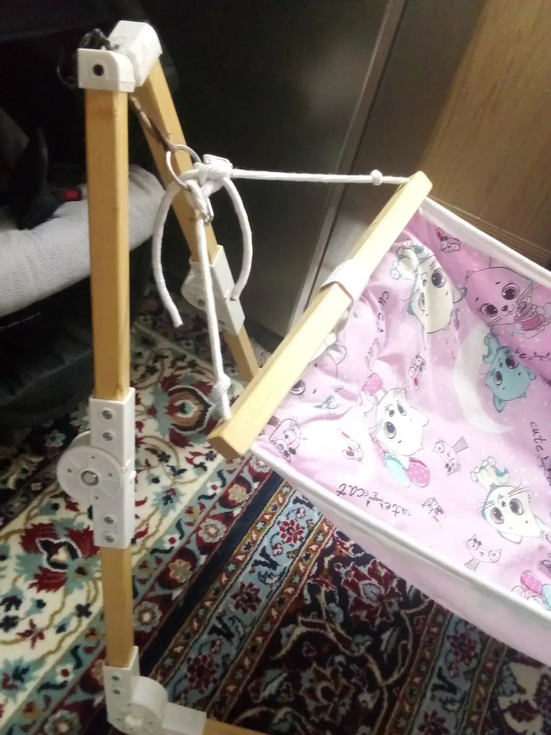 گهواره تاشو با چوب روسی و بسیار تمیز|اسباب و اثاث بچه|نیشابور, دارایی|دیوار