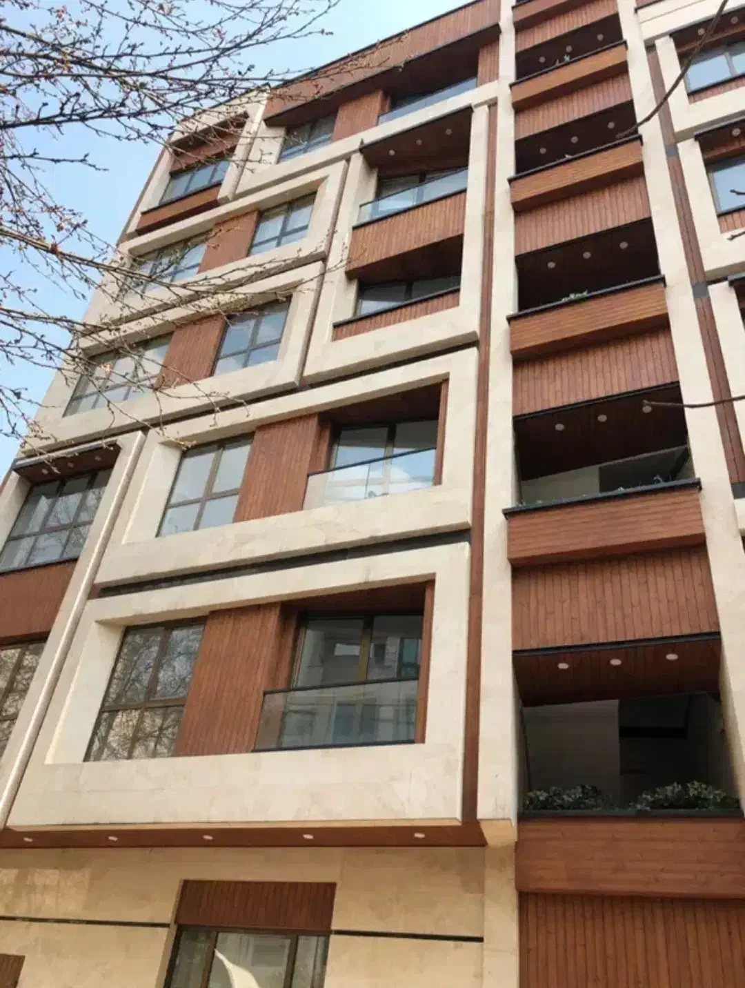 ۱۳۳ متر ۳ خوابه تکواحدی کم واحد آکواریوم نور