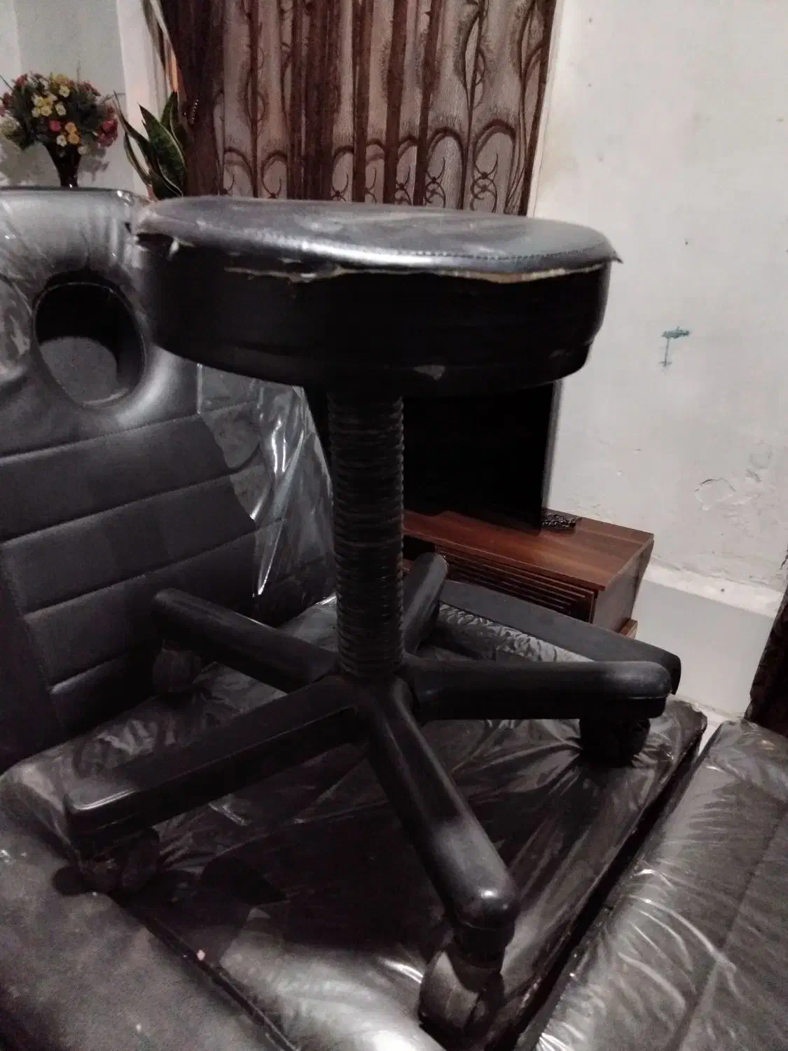 صندلی آرایشگری تتو بدن|آرایشگاه و سالنهای زیبایی|لاهیجان, آهندان|دیوار