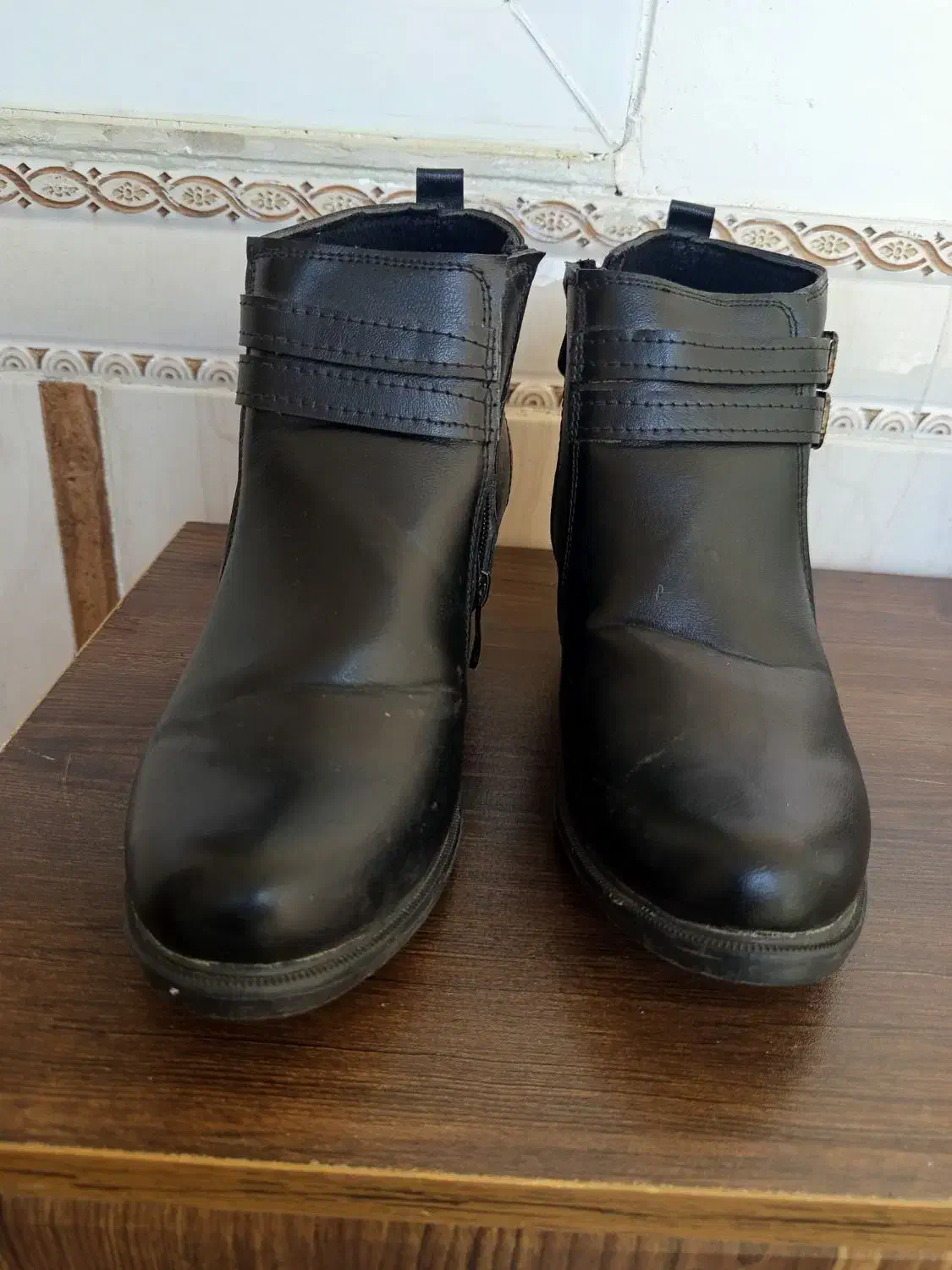 بوت|کیف، کفش، کمربند|شازند, |دیوار