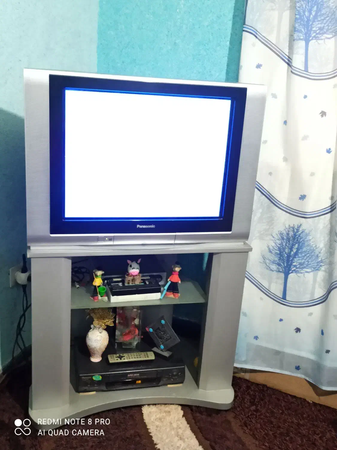 تلویزیون پاناسونیک با میز تلویزیون زیر قیمت|تلویزیون و پروژکتور|بندرعباس, |دیوار