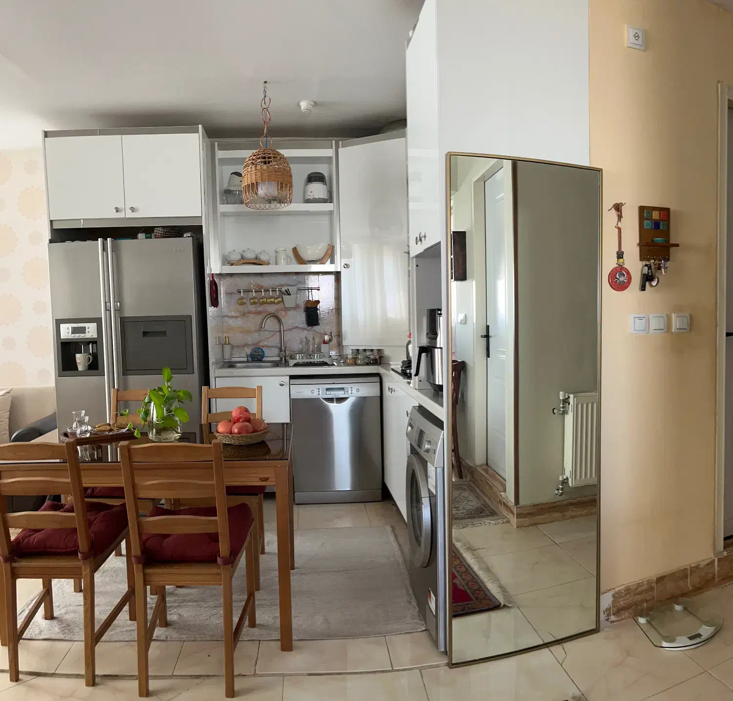 آیینه قدی|آینه|شیراز, فرهنگ شهر|دیوار