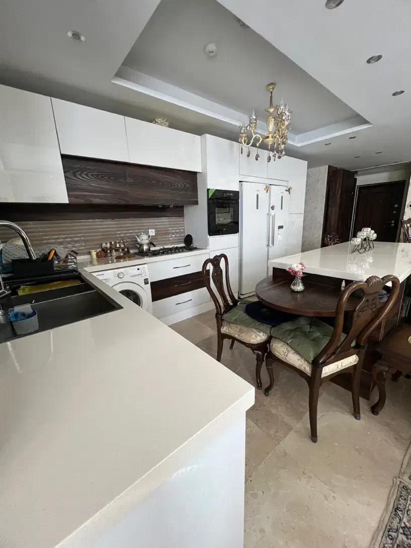 ۱۳۵ متر ۳ خواب سالن پرده خور در حد نوساز