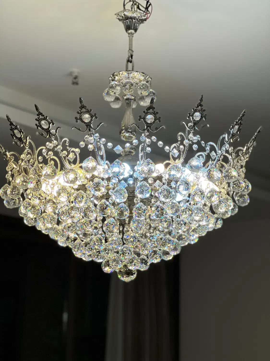 لوستر بزرگ کریستالی|لوستر و چراغ آویز|اصفهان, فرهنگیان|دیوار