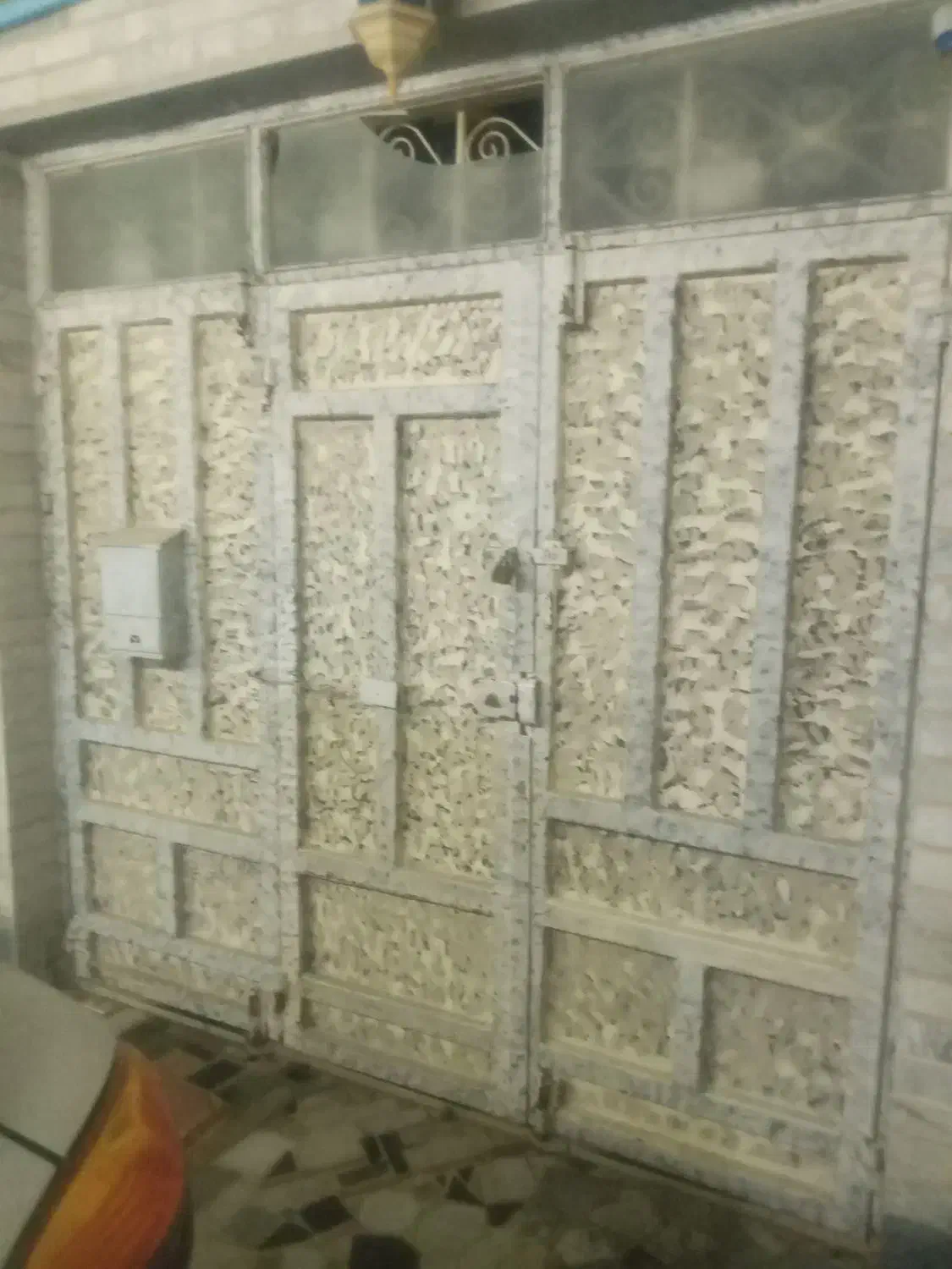 درب آهنی قدیمی سه لنگه|مصالح و تجهیزات ساختمان|اهر, |دیوار