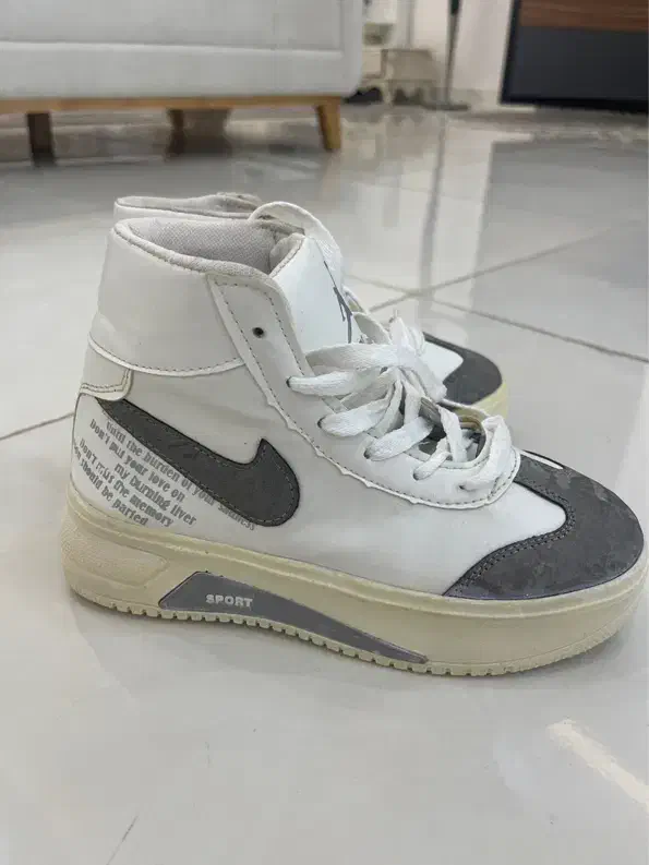 کفش بچگانه|کیف، کفش، کمربند|رشت, فلسطین|دیوار