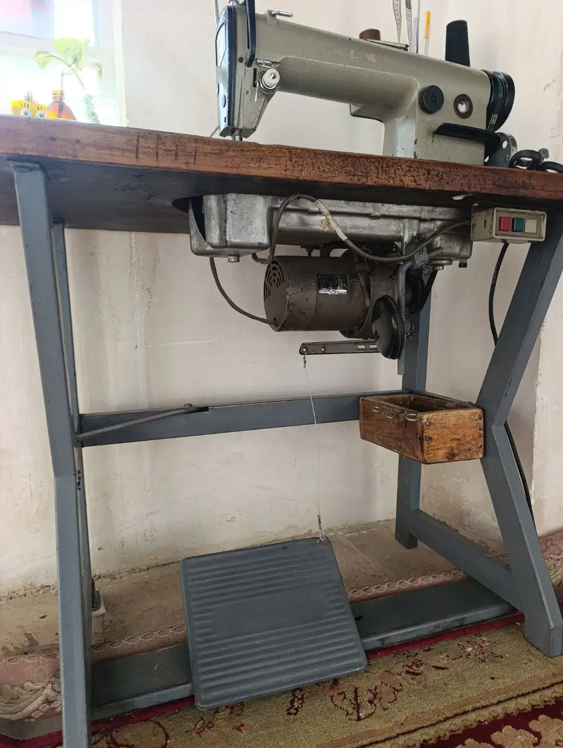 چرخ خیاطی راسته دوز|چرخ خیاطی و ریسندگی|ایزدخواست, |دیوار