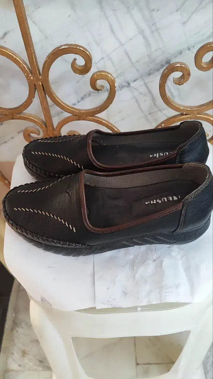 کفش|کیف، کفش، کمربند|مهاجران, |دیوار