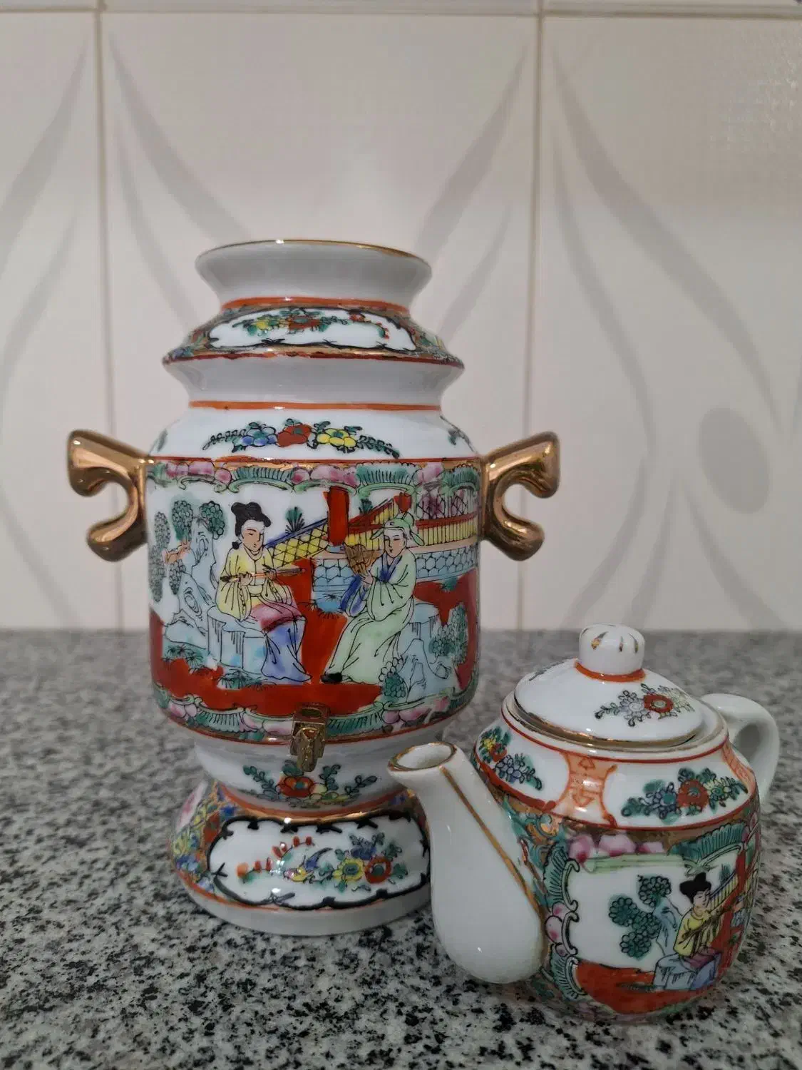 چینی گل مرغی|کلکسیون اشیاء عتیقه|جرقویه, |دیوار