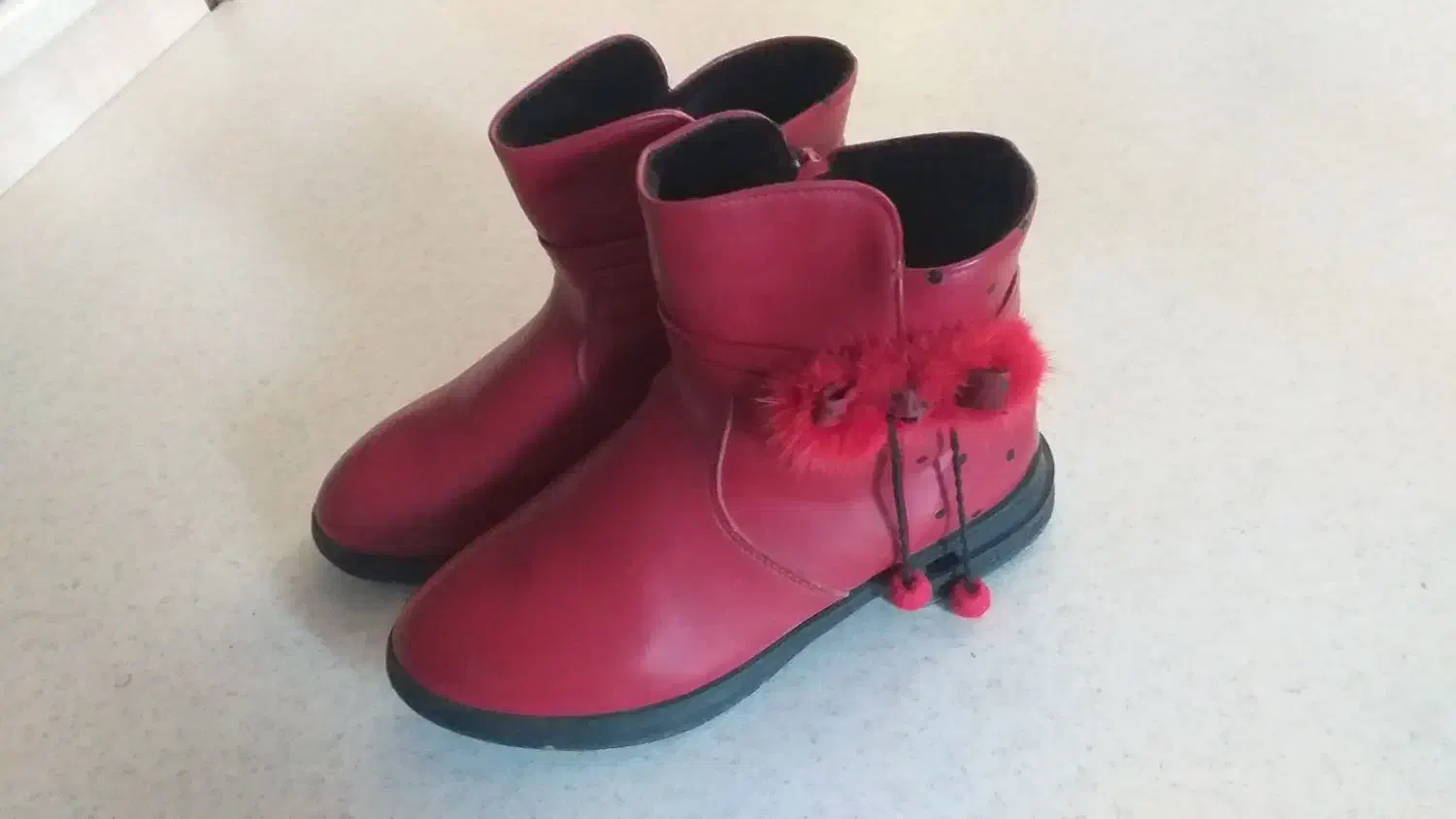 پوتین و کتونی|کفش و لباس بچه|رشت, منظریه|دیوار