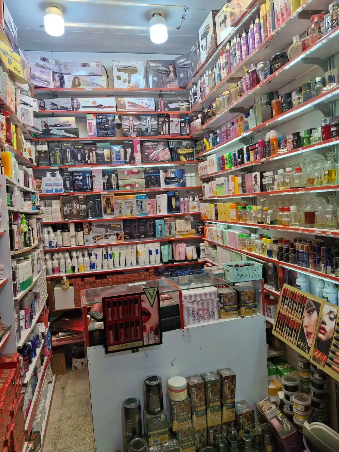 نیازمند فروشنده خانم برای لوازم آرایشی|استخدام درمانی، زیبایی، بهداشتی|دهدشت, |دیوار