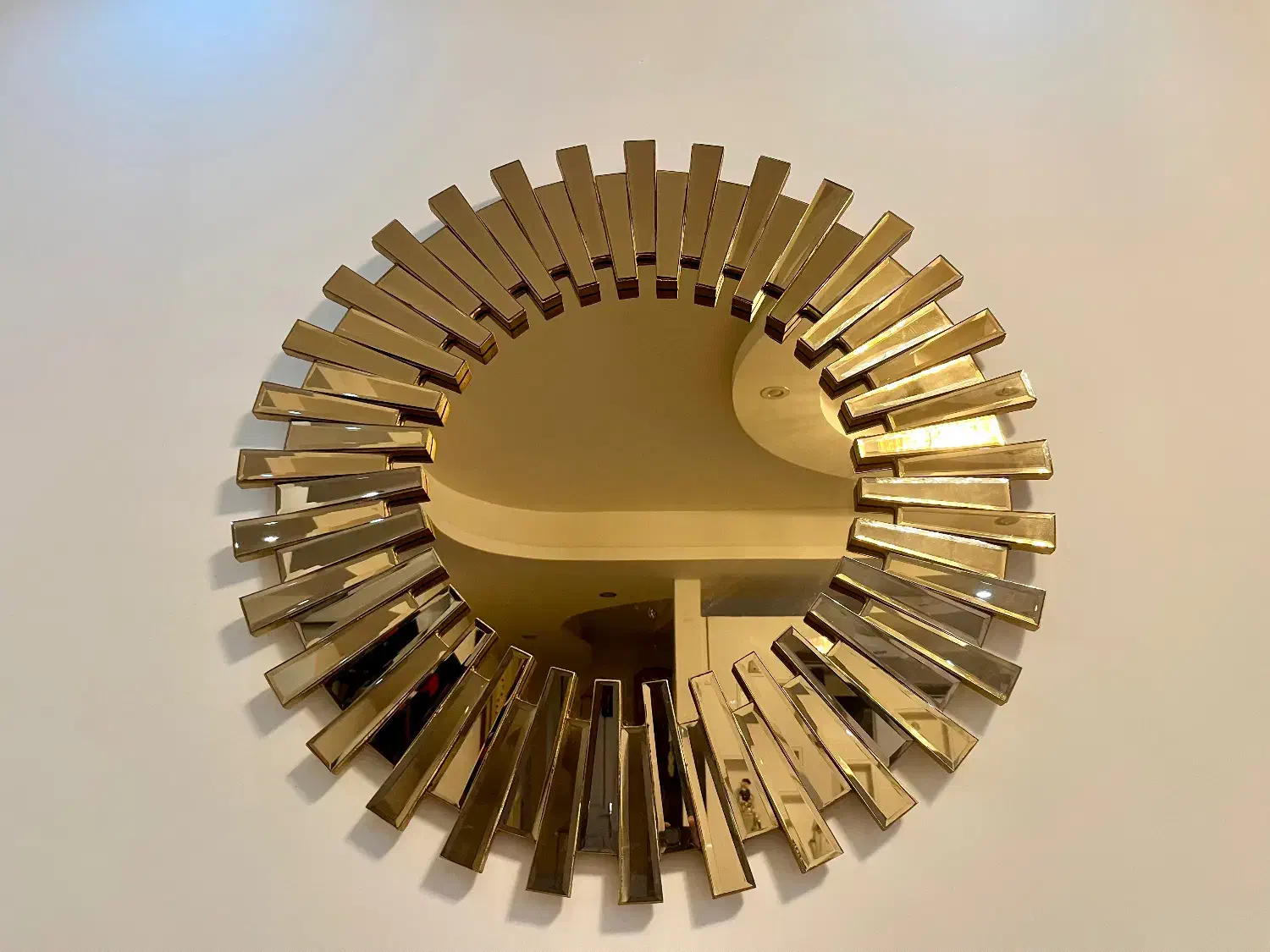 آینه خورشیدی نو زیبا|آینه|رشت, کوی مهر|دیوار