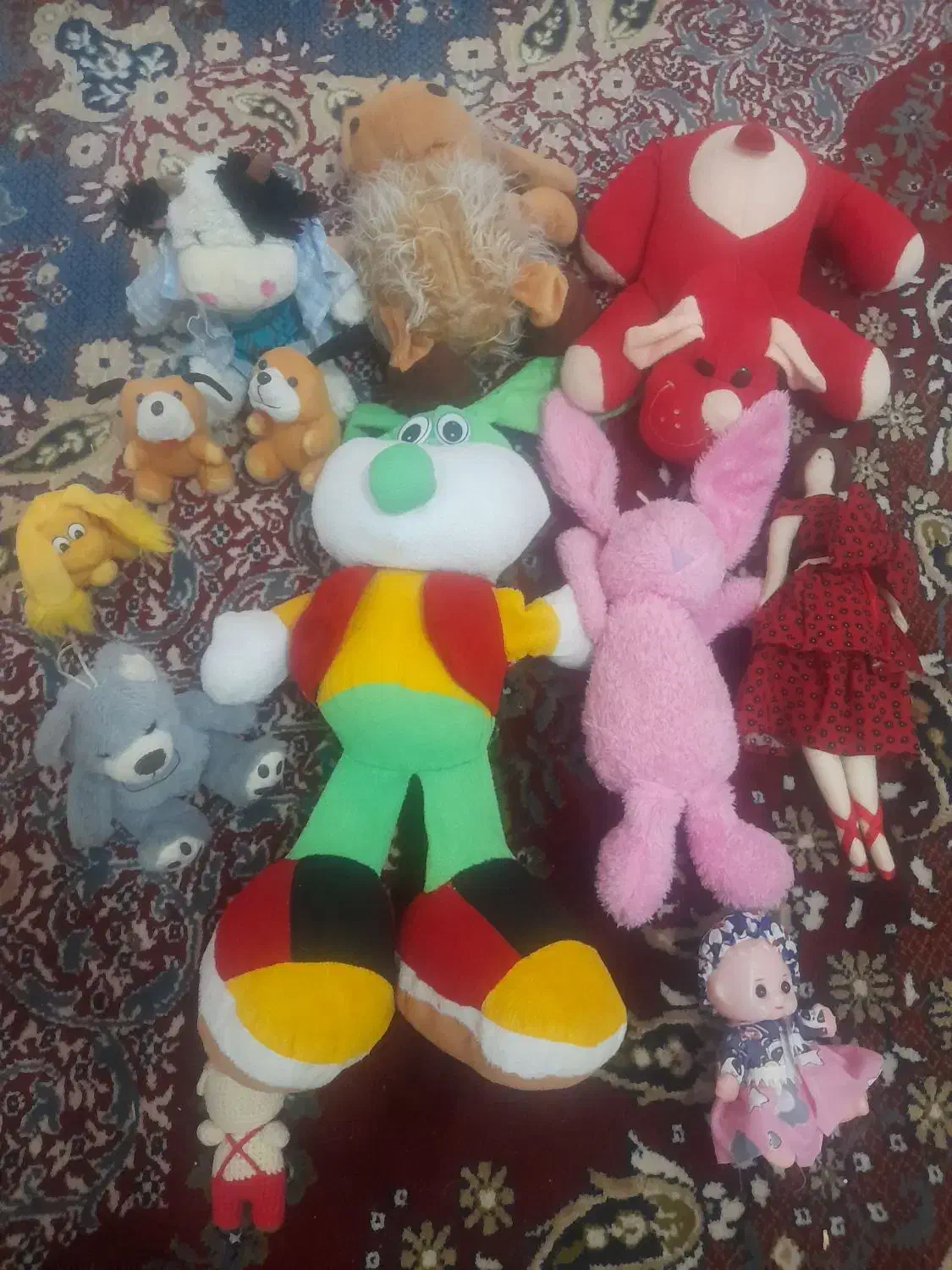 تعدادی عروسک|اسباب‌بازی بچه|ساوه, |دیوار