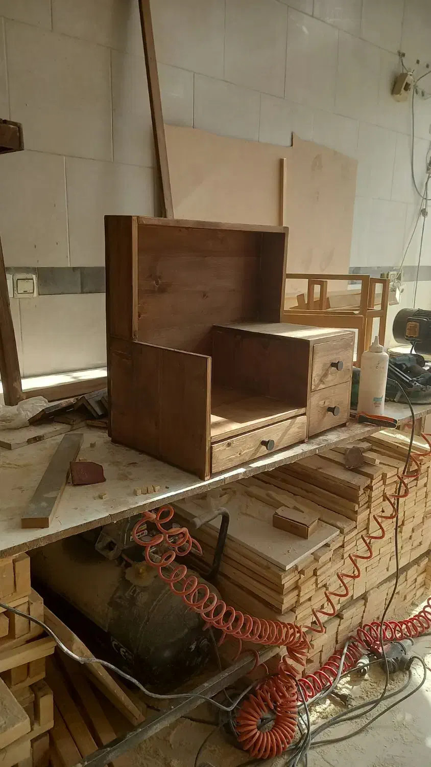 شلف دیواری و کافی بار چوبی|کتابخانه، شلف، قفسههای دیواری|محمدشهر, ولدآباد بزرگ|دیوار