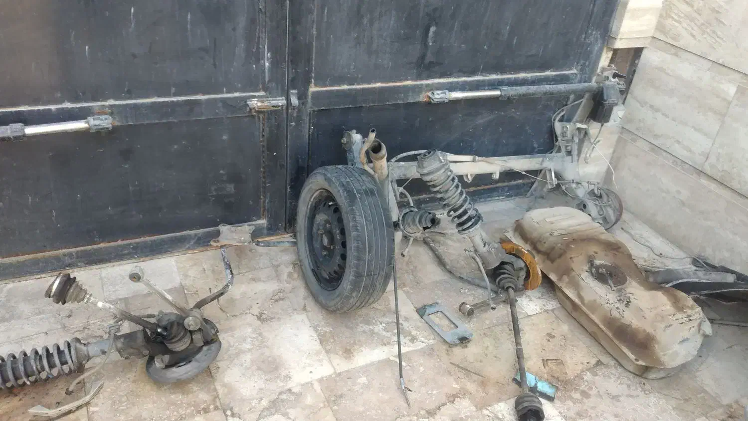 قطعات بدنه و خودرو|قطعات یدکی و لوازم جانبی|کاشان, کارگر|دیوار