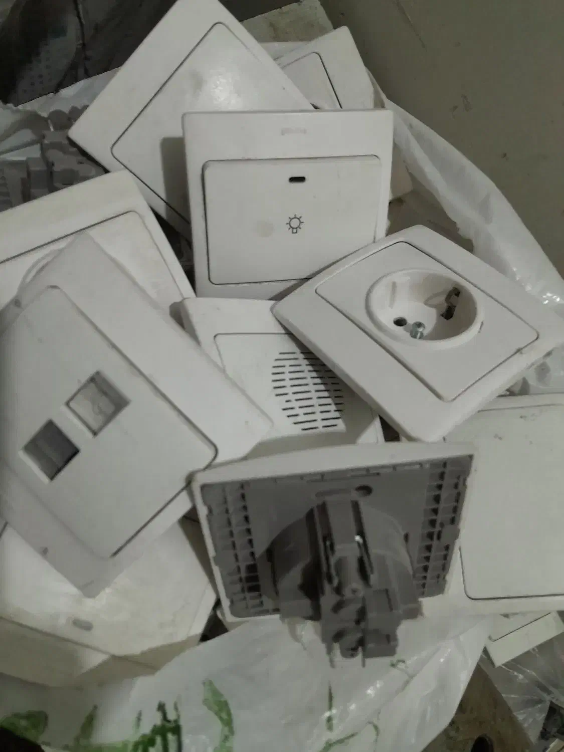 پریز و کلید در حد آکبند legrand|مصالح و تجهیزات ساختمان|ری, جوانمرد قصاب|دیوار