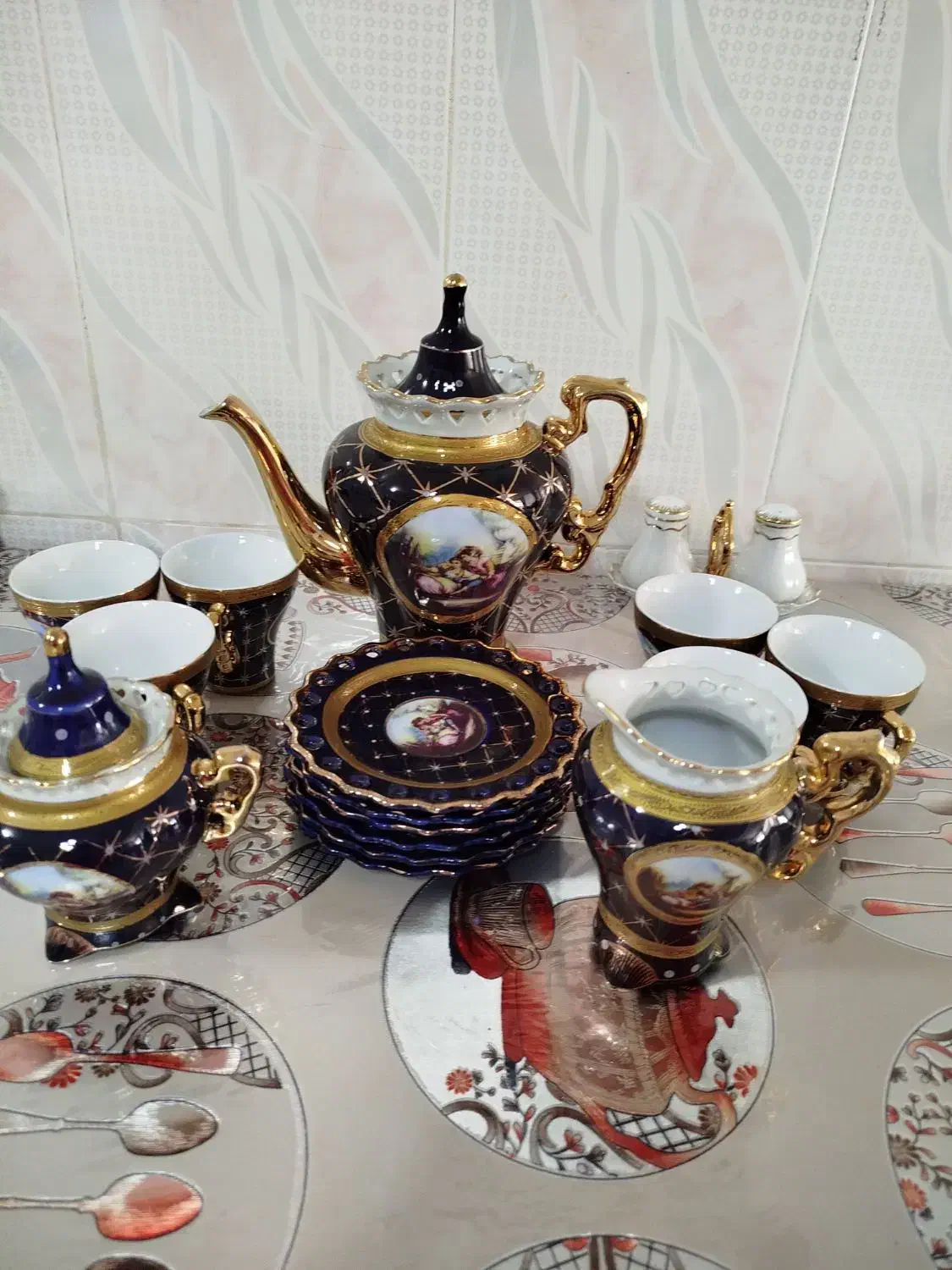 سرویس چایخوری آنتیک خارجی لیلی مجنون|ظروف سرو و پذیرایی|سرایان, |دیوار