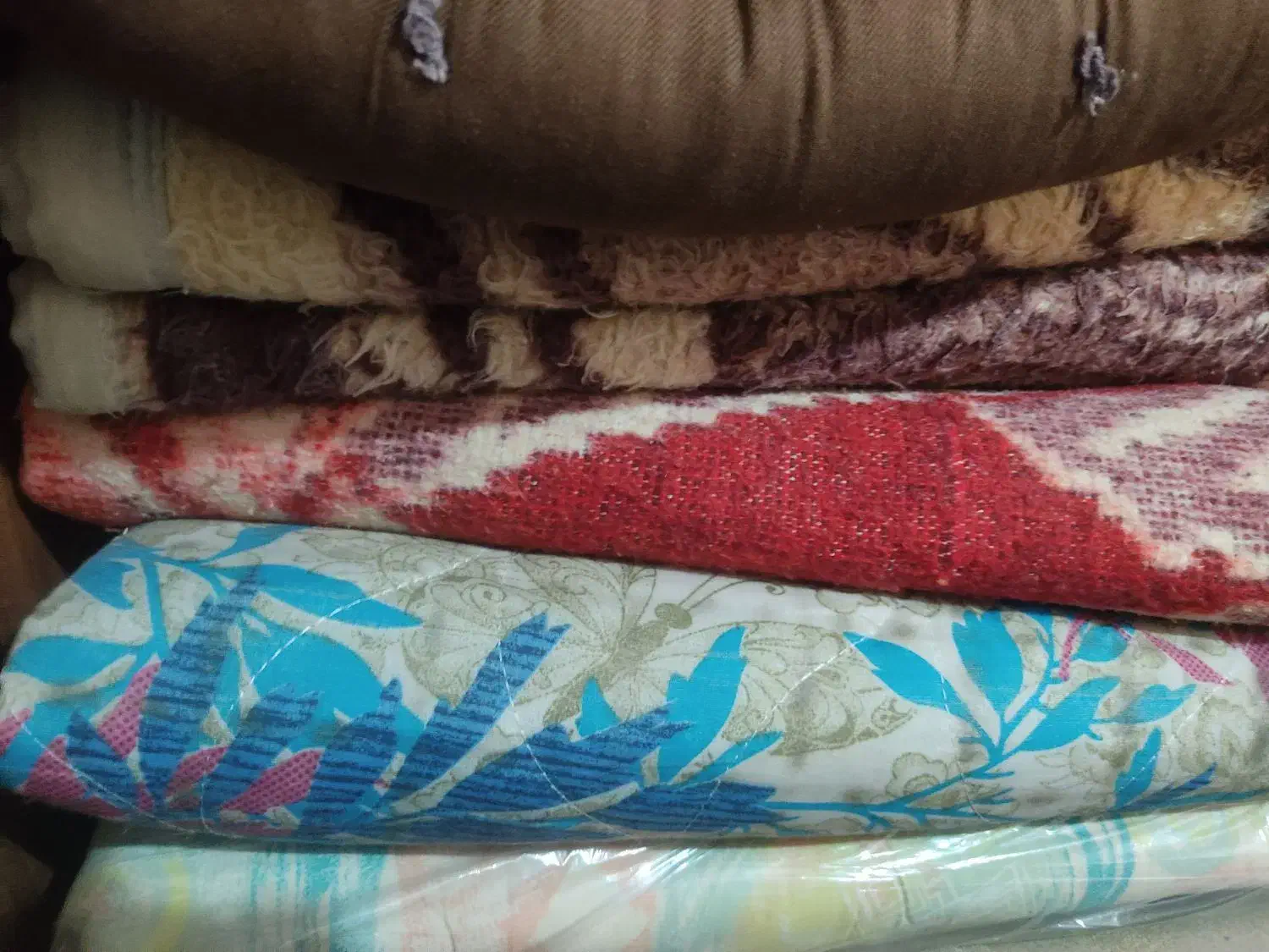 تعدادی پتو تمیز|رختخواب، بالش، پتو|بابلسر, |دیوار