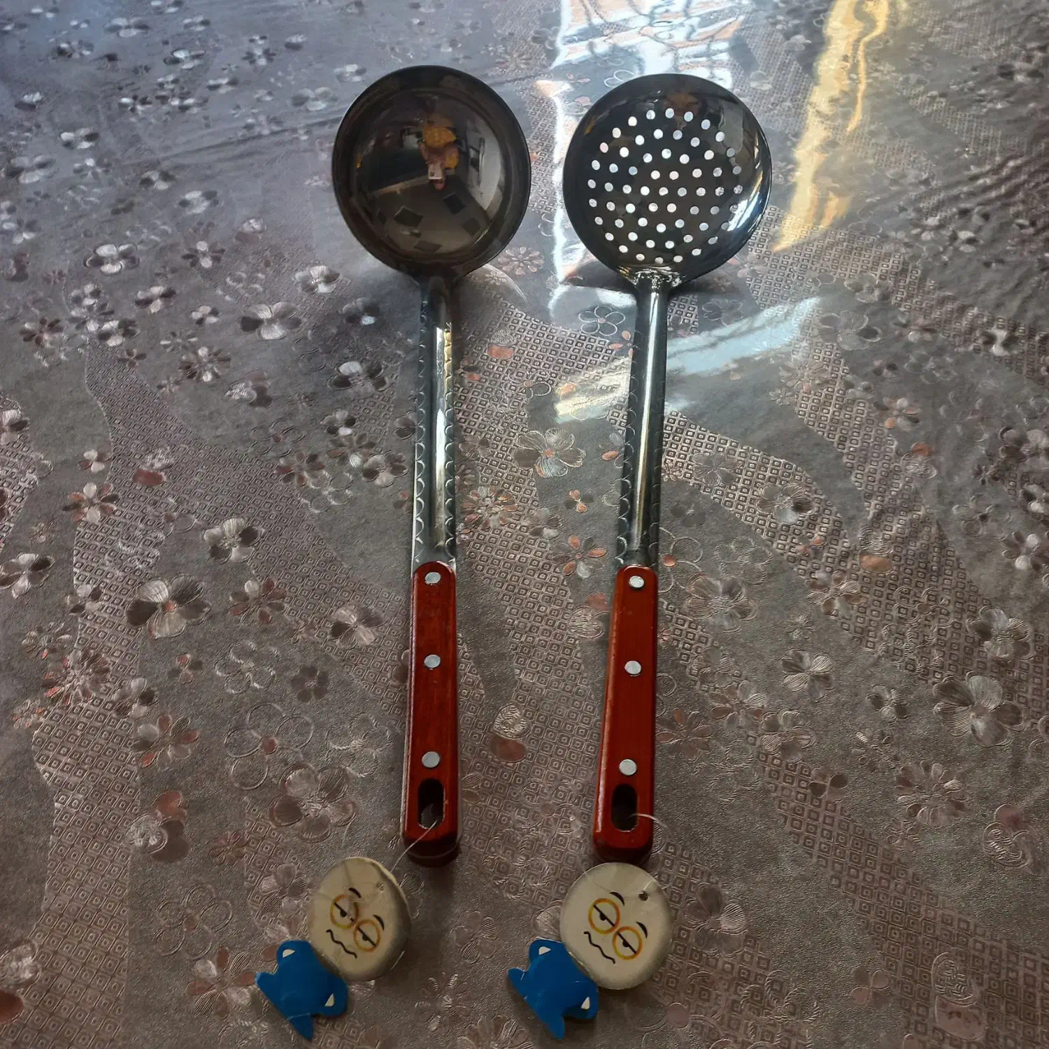 کفیگر و ملاقه و یک دست قاشق چنگال استیل طرح چوب|ظروف پختوپز|تهران, نیروی هوایی (پیروزی)|دیوار