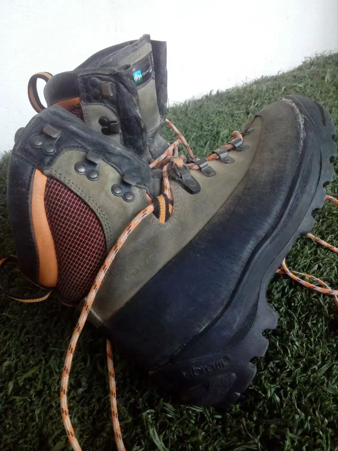 کفش کوهستانی|کیف، کفش، کمربند|گنبد کاووس, |دیوار