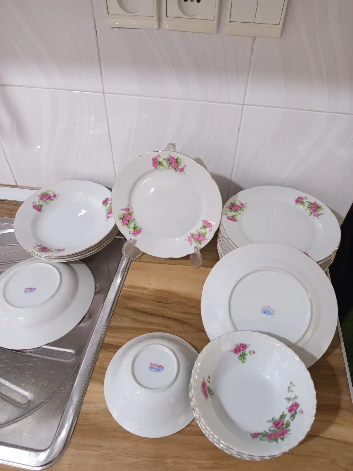 ظرف گل سرخی|ظروف سرو و پذیرایی|رباط‌کریم, مسکن مهر آبشناسان|دیوار