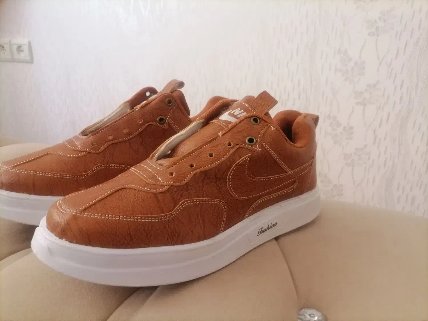 کفش نو|کیف، کفش، کمربند|مراغه, |دیوار