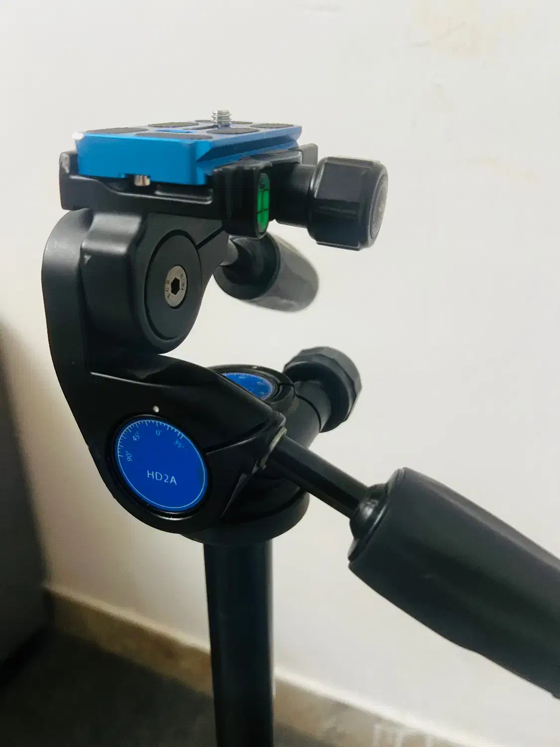 سه پایه فلزی بنرو|دوربین عکاسی و فیلم‌برداری|یزد, |دیوار