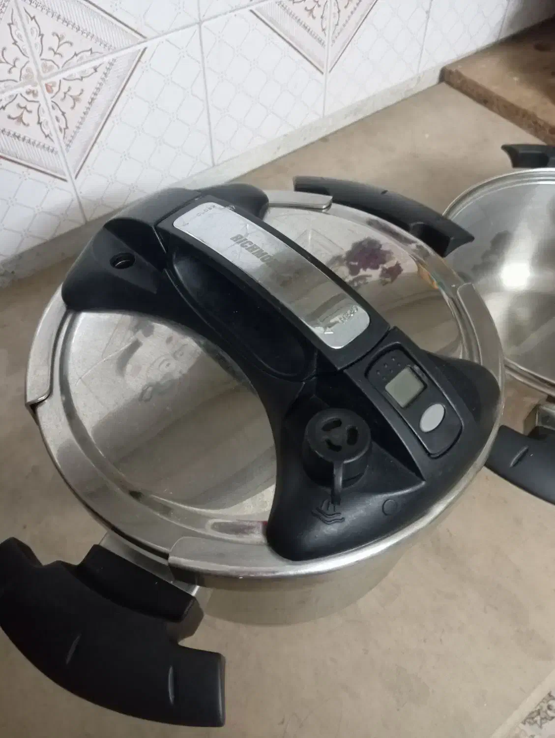 زودپز|ظروف پخت‌وپز|قم, چهار مردان|دیوار