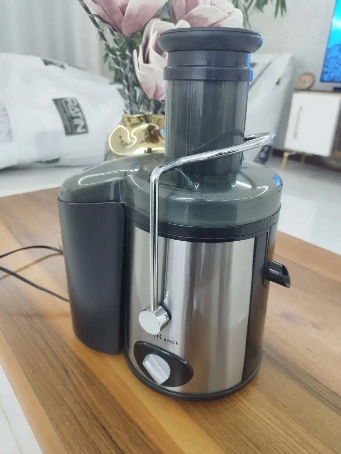 آبمیوه گیری|آبمیوه‌گیر و آب‌مرکبات‌گیر|شیراز, باغ تخت|دیوار