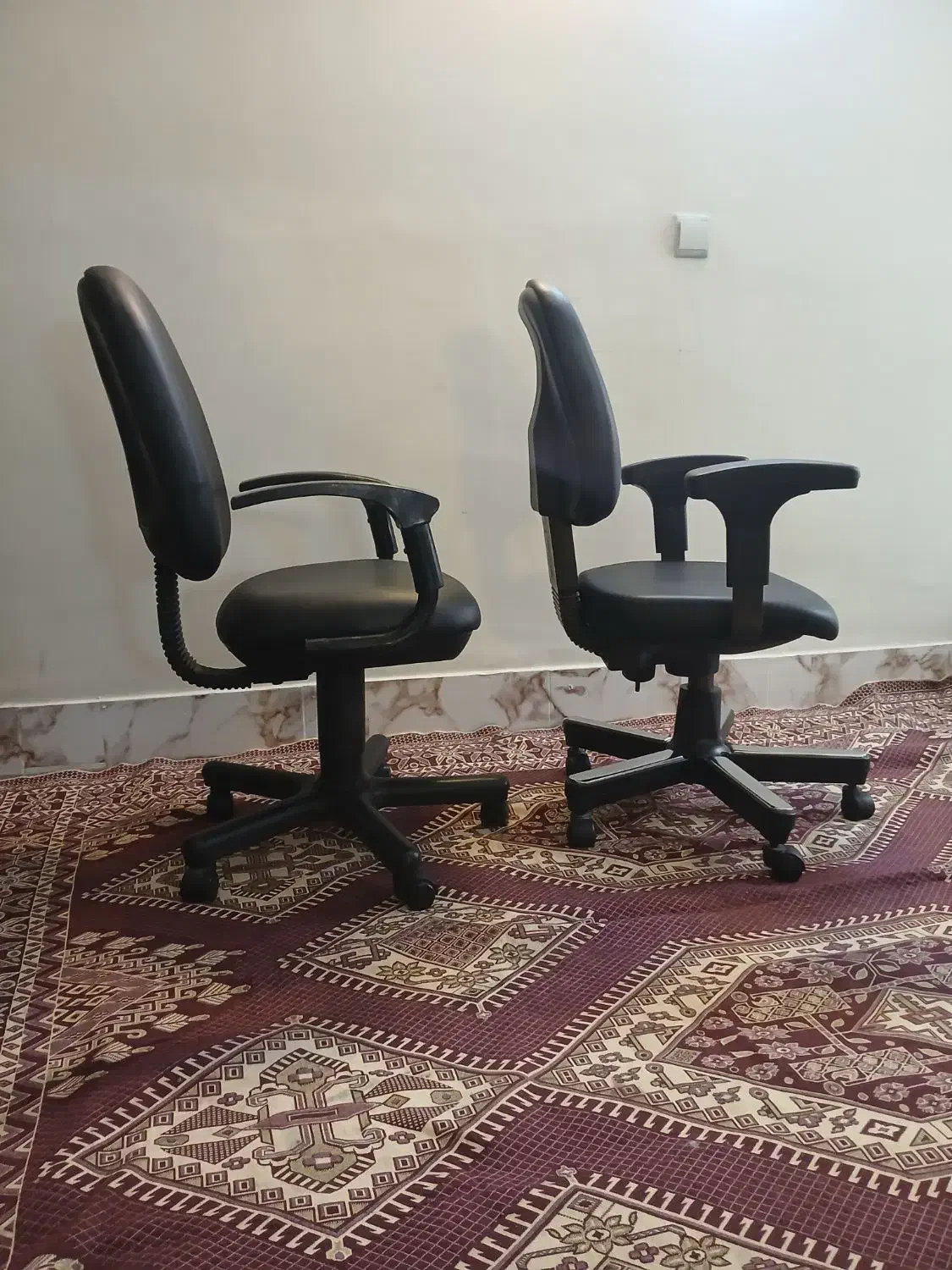 صندلی گردان چرم مشکی کاملاً سالم|صندلی و نیمکت|شهریار, شهریار|دیوار