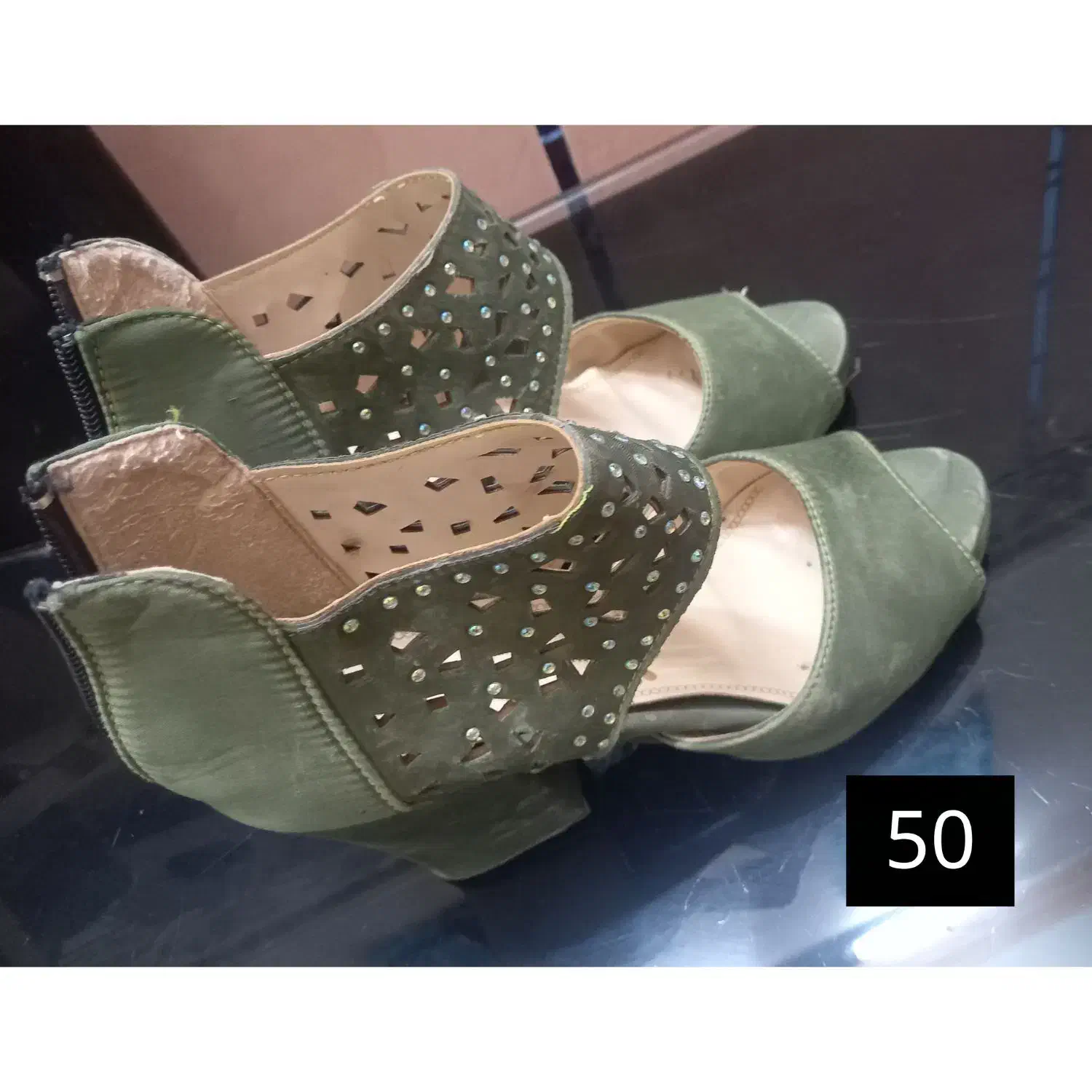 کفش|کیف، کفش، کمربند|ایرانشهر, |دیوار