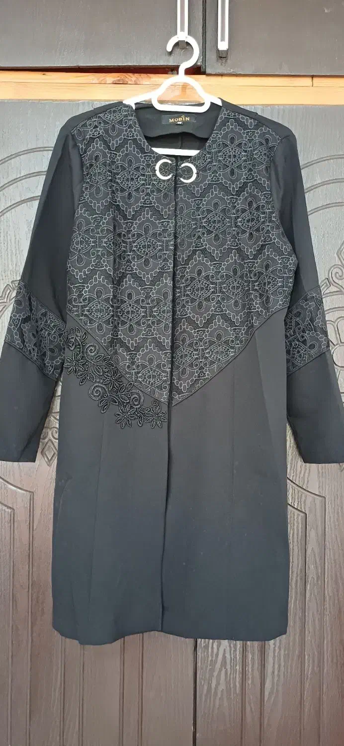 مانتو|لباس|رشت, عینک|دیوار