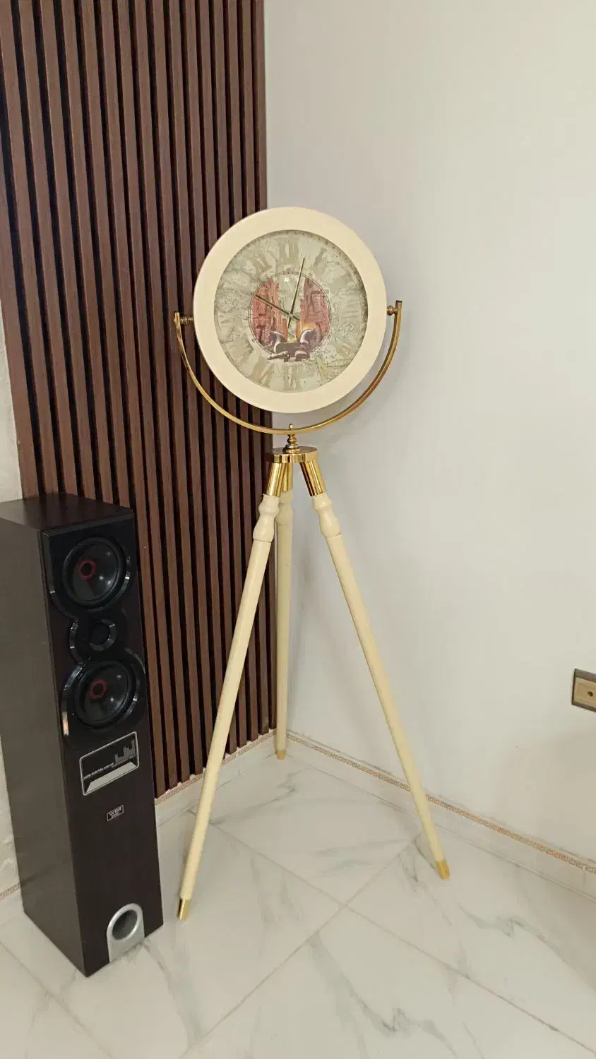 ساعت کنارسالنی ایستاده|ساعت دیواری و تزئینی|پیشوا, |دیوار