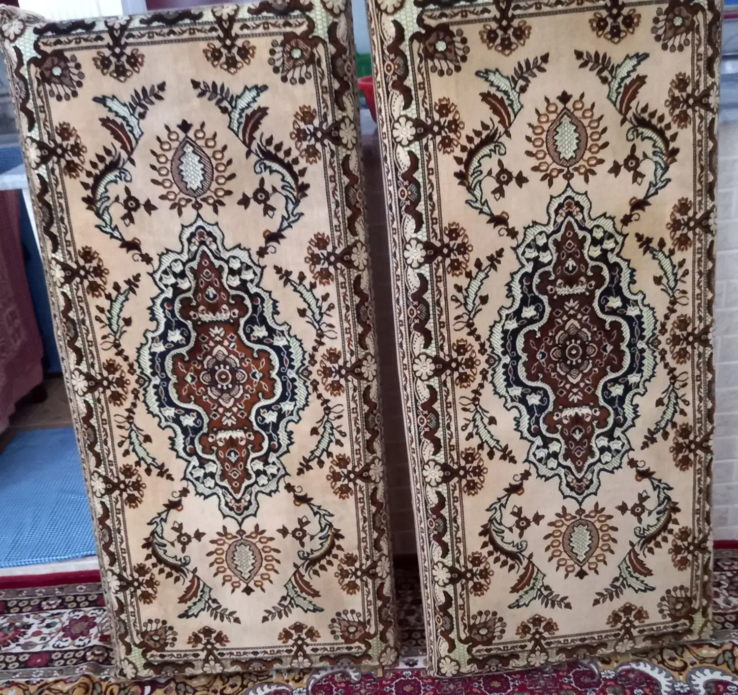 یک جفت پشتی نو|پشتی|خوی, |دیوار