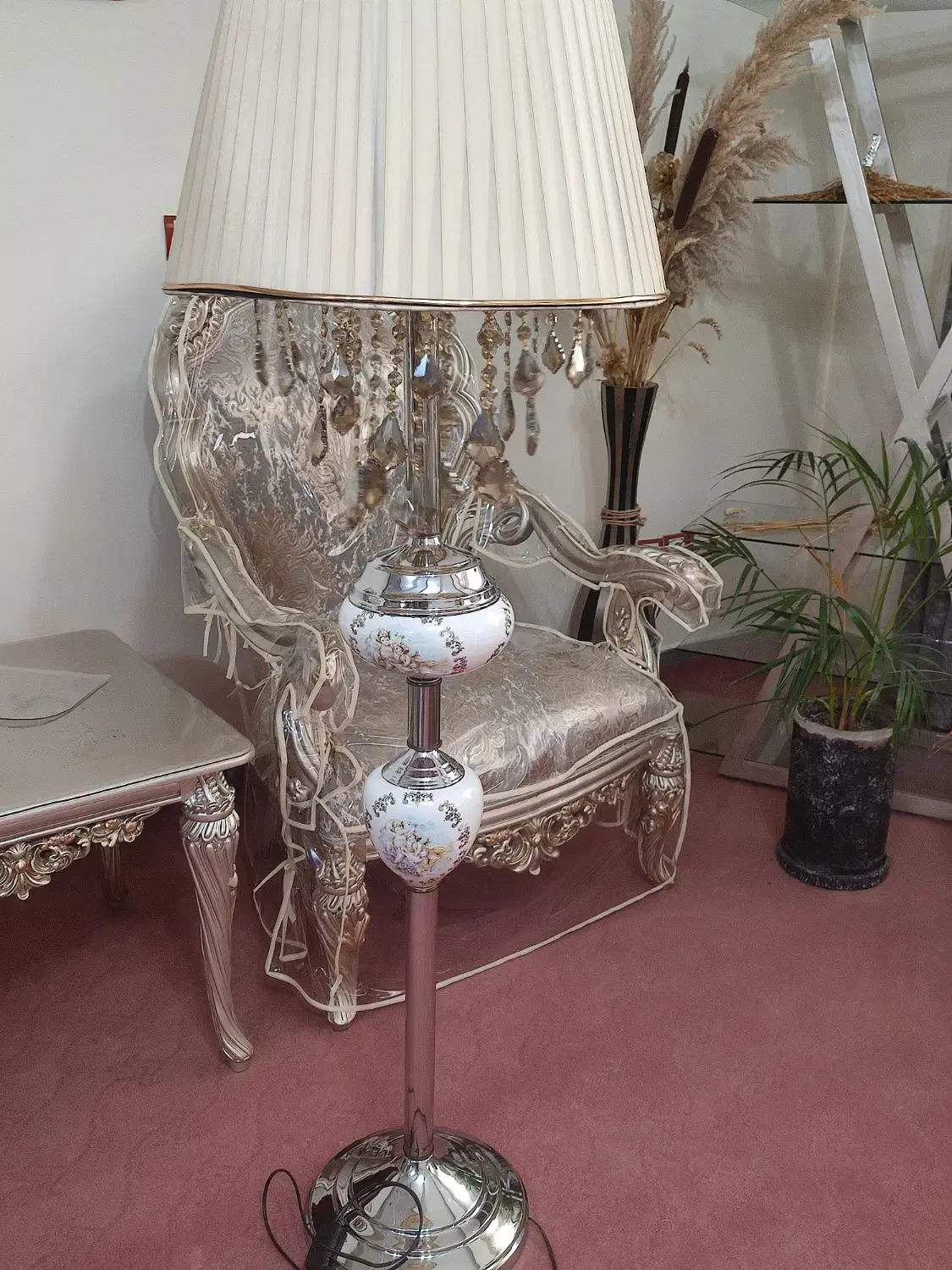 آباژور ایستاده کنار سالنی|چراغ خواب و آباژور|اردبیل, |دیوار