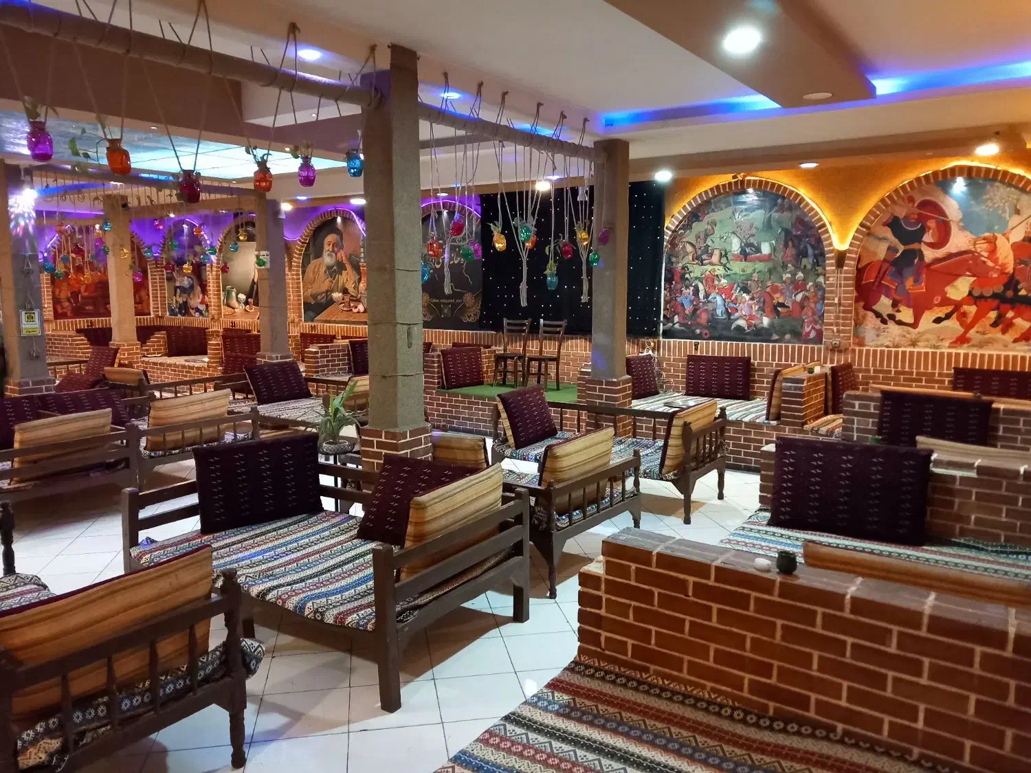 به یک خانم جهت کار سالن در سفره خانه سنتی|استخدام خدمات فروشگاه و رستوران|تهران, جمالزاده|دیوار