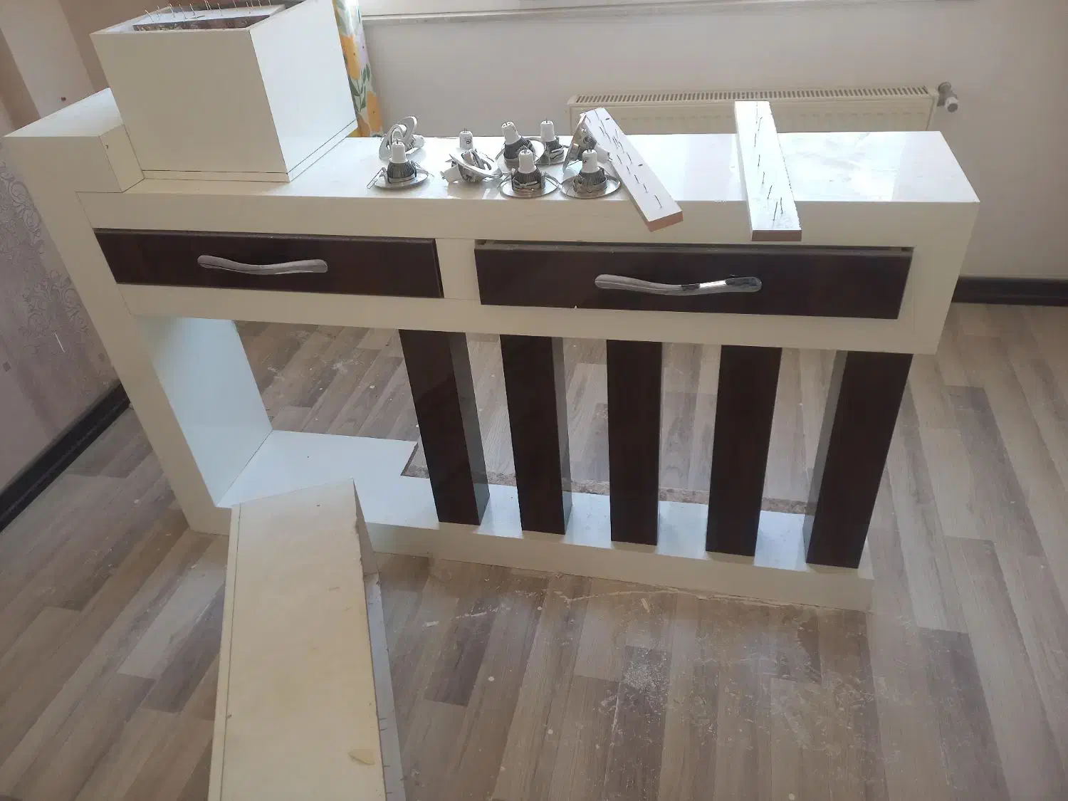 میز شوفاژو زیر تلویزیون یه بوفه هم دادم|بوفه، ویترین، کنسول|اردبیل, |دیوار