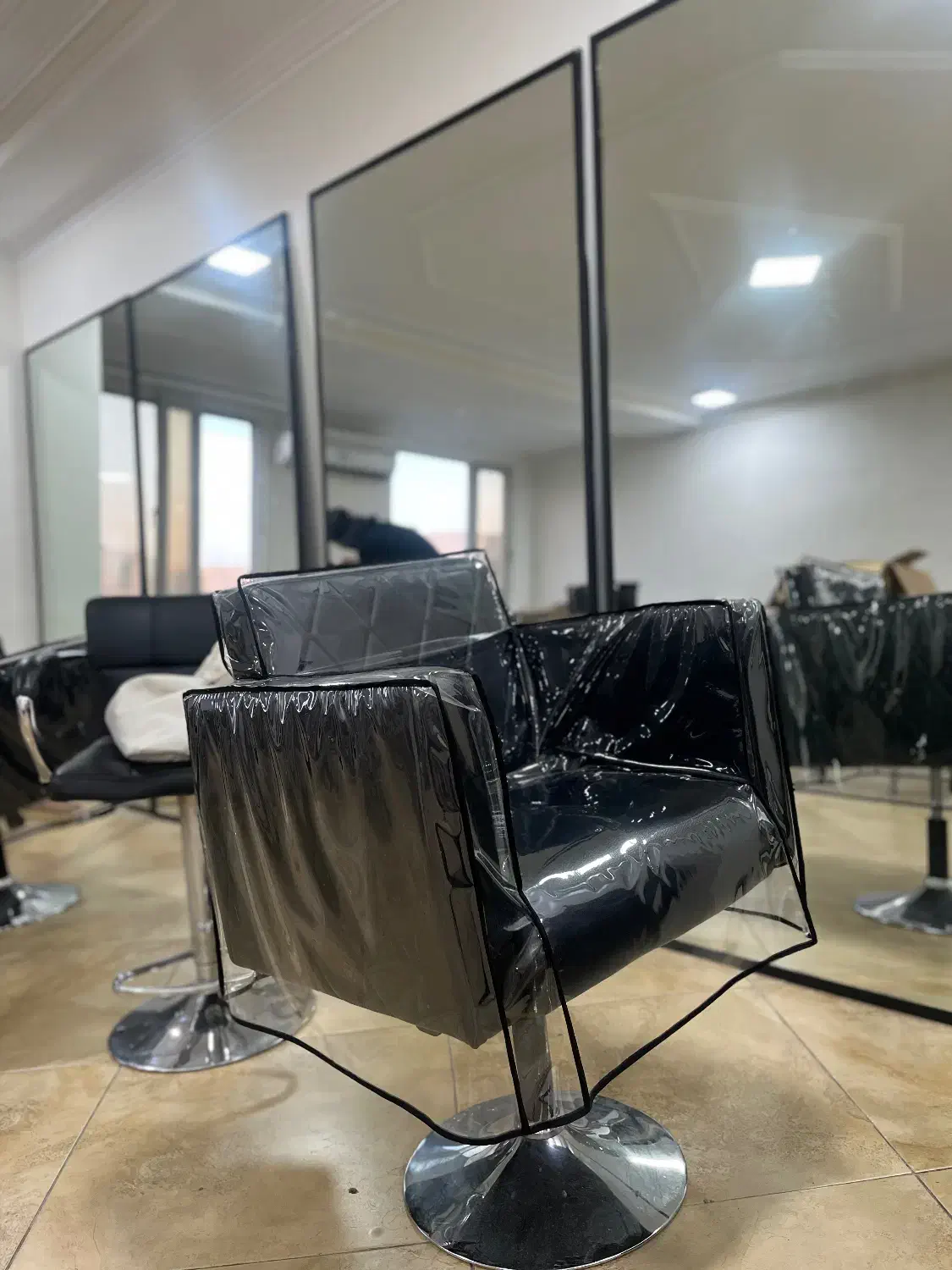 صندلی کوتاهی|آرایشگاه و سالنهای زیبایی|اراک, |دیوار