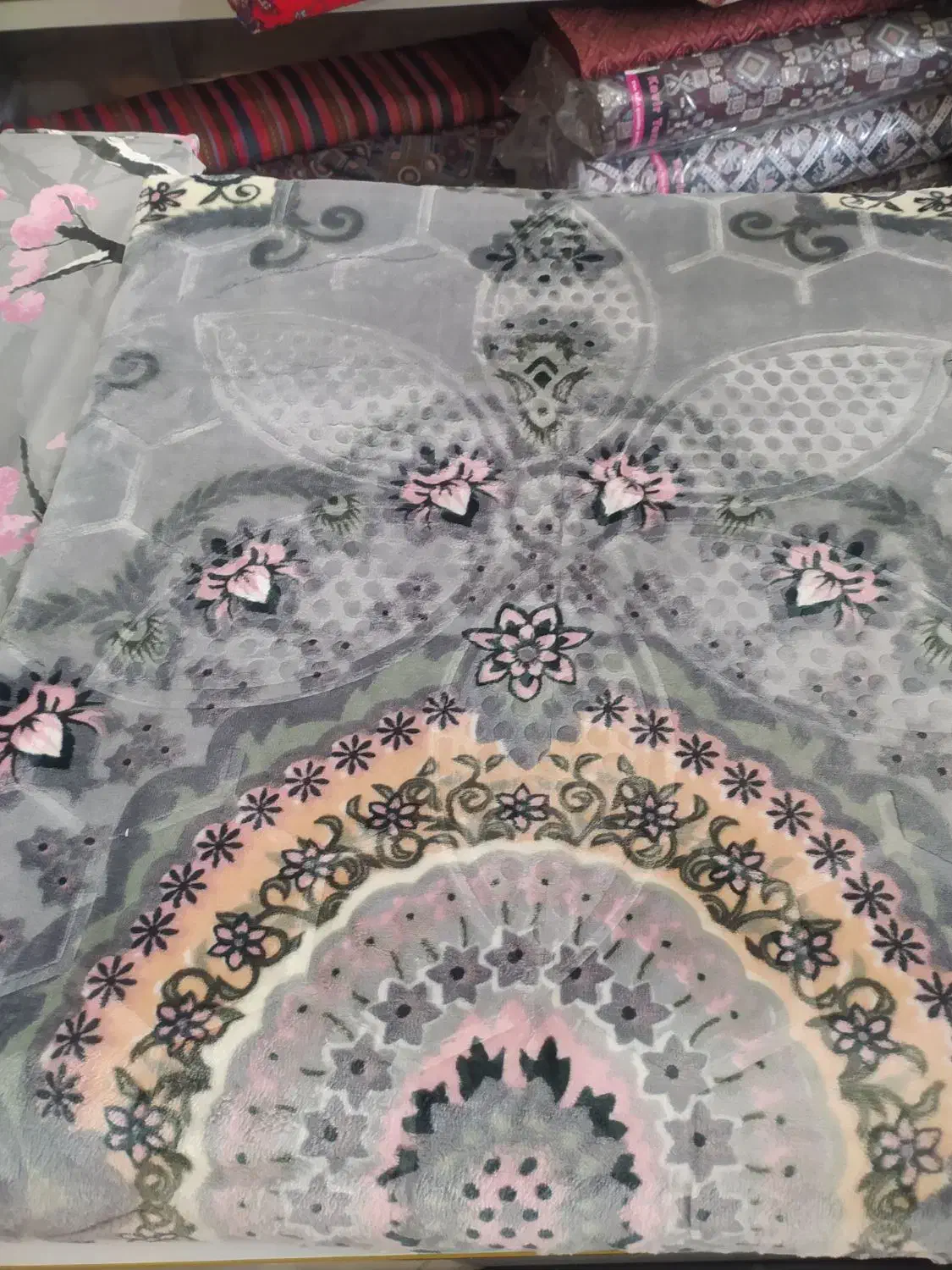 پتو فرش6متری در طرح و رنگهای متنوع فقط2300000تومان|رختخواب، بالش، پتو|یزد, |دیوار