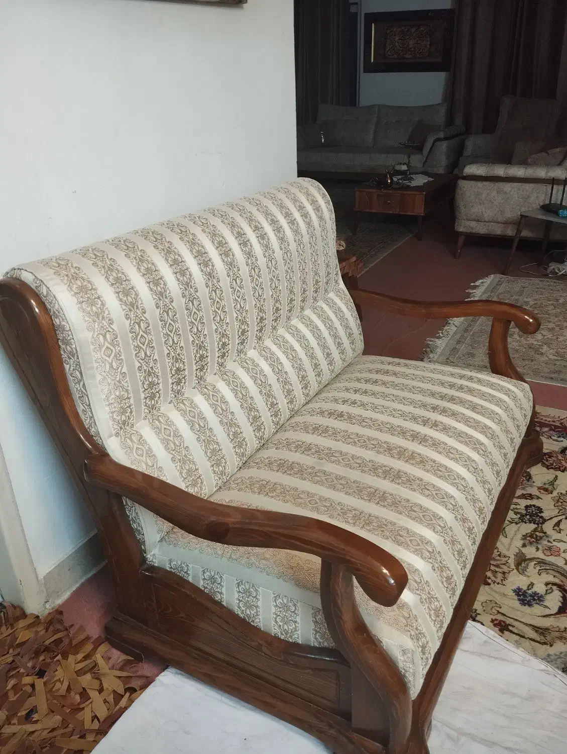 مبل ۷ نفره راحتی چوب گردو|مبلمان خانگی و میز عسلی|مشهد, دانشجو|دیوار