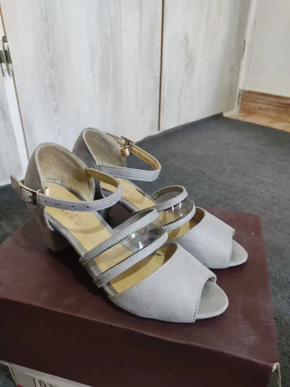 کفش مجلسی|کیف، کفش، کمربند|شهریار, کهنز|دیوار