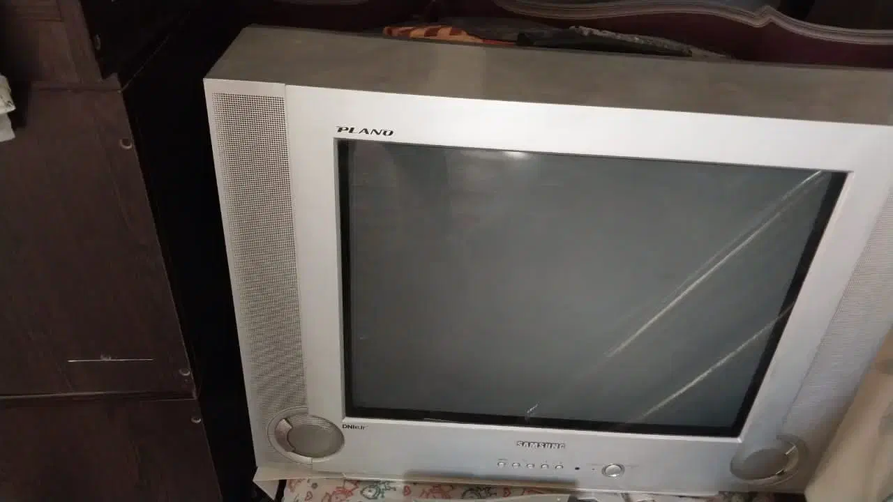 تلویزیون ۲۱ اینج|تلویزیون و پروژکتور|ری, شهید غیوری (ابن باویه)|دیوار