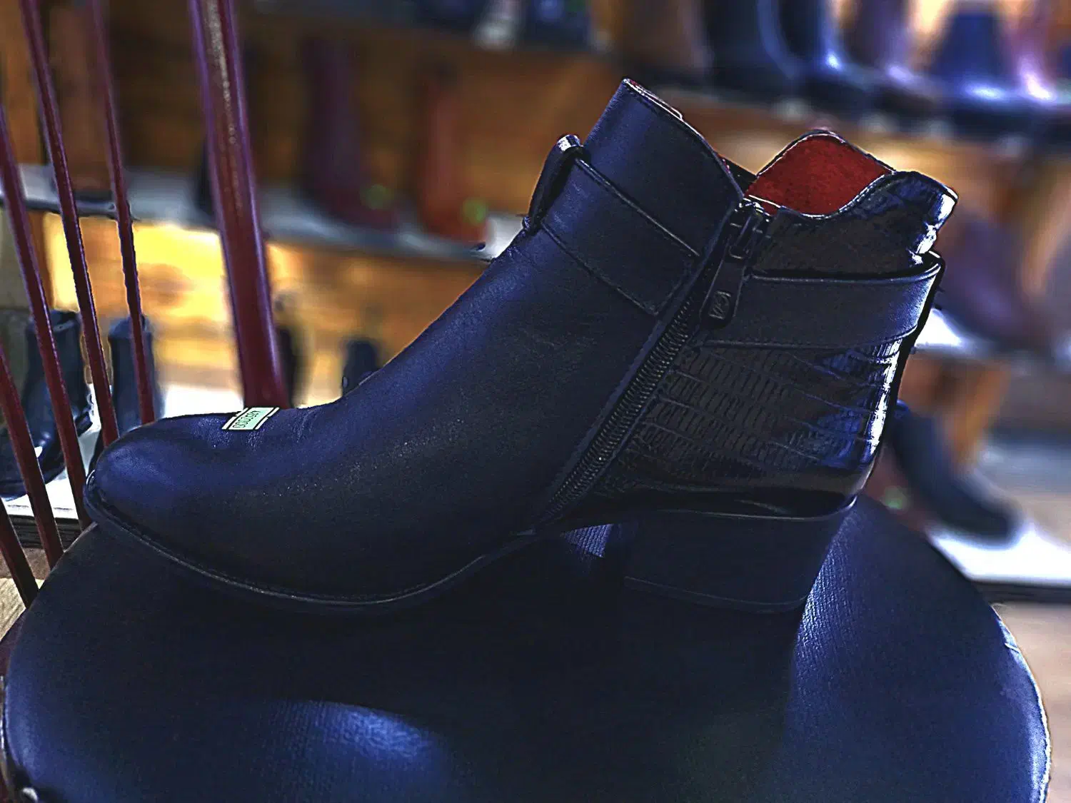 نیم بوت چرم|کیف، کفش، کمربند|لاهیجان, شیشه گران|دیوار