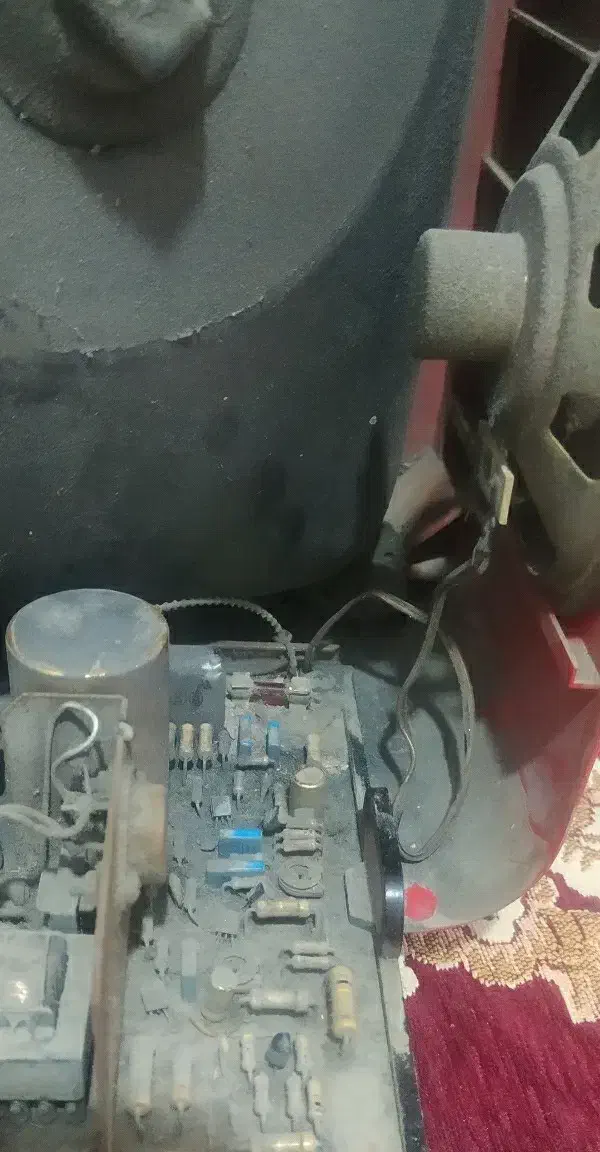 تلویزیون قدیمی سیاه سفید|کلکسیون اشیاء عتیقه|ری, کارخانه سیمان|دیوار