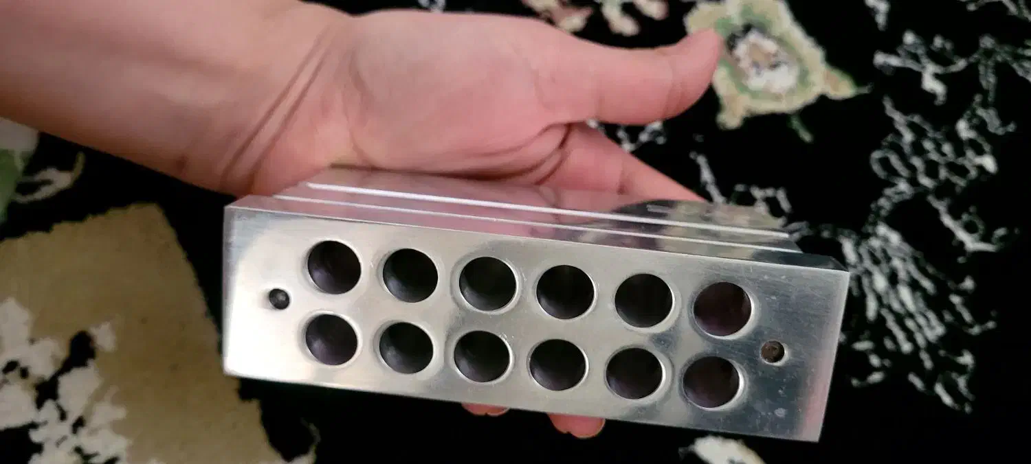 قالب رژلب سازی 12تایی فلزی پولیش خورده|آرایشی، بهداشتی، درمانی|قم, باجک سه|دیوار