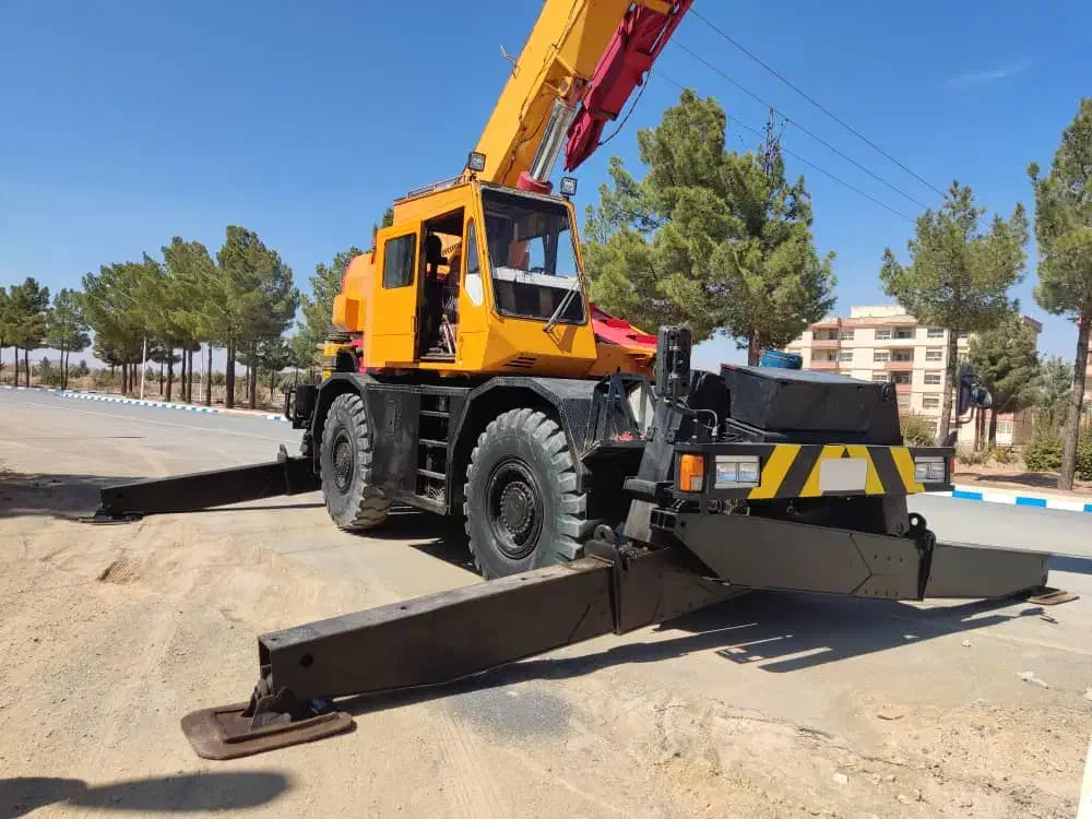 جرثقیل 25تن آماده همکاری با شرکت ها|خدمات حمل و نقل|فولادشهر, سایت صنعتی کاوه|دیوار